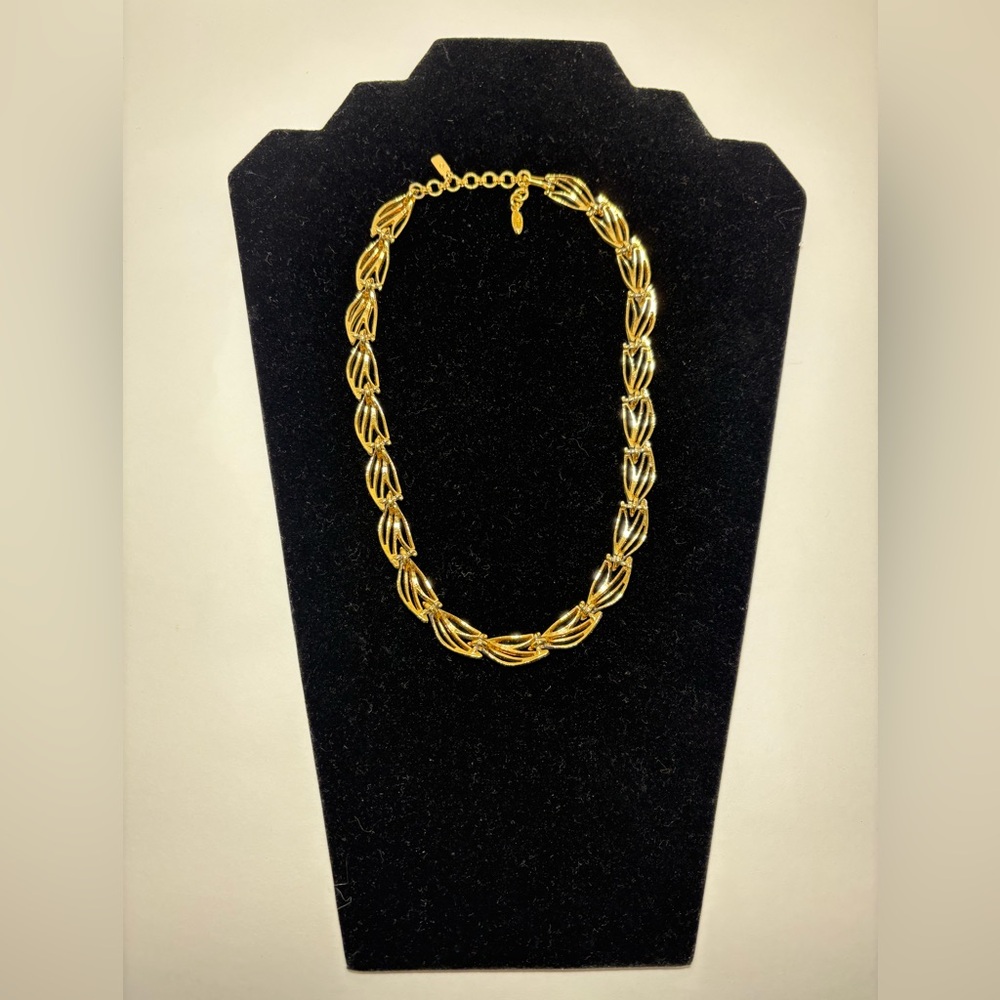 Monet VTG Choker Gold Tone Textured Leaf Design Necklace 15” Clasp To Clasp
